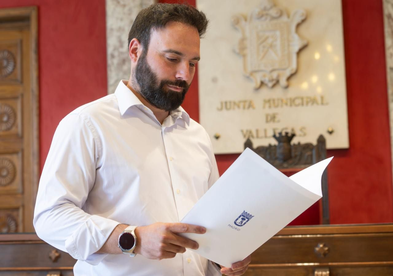 Ángel Niño en la Junta de distrito de Puente de Vallecas. (Foto: Eduardo Diéguez)