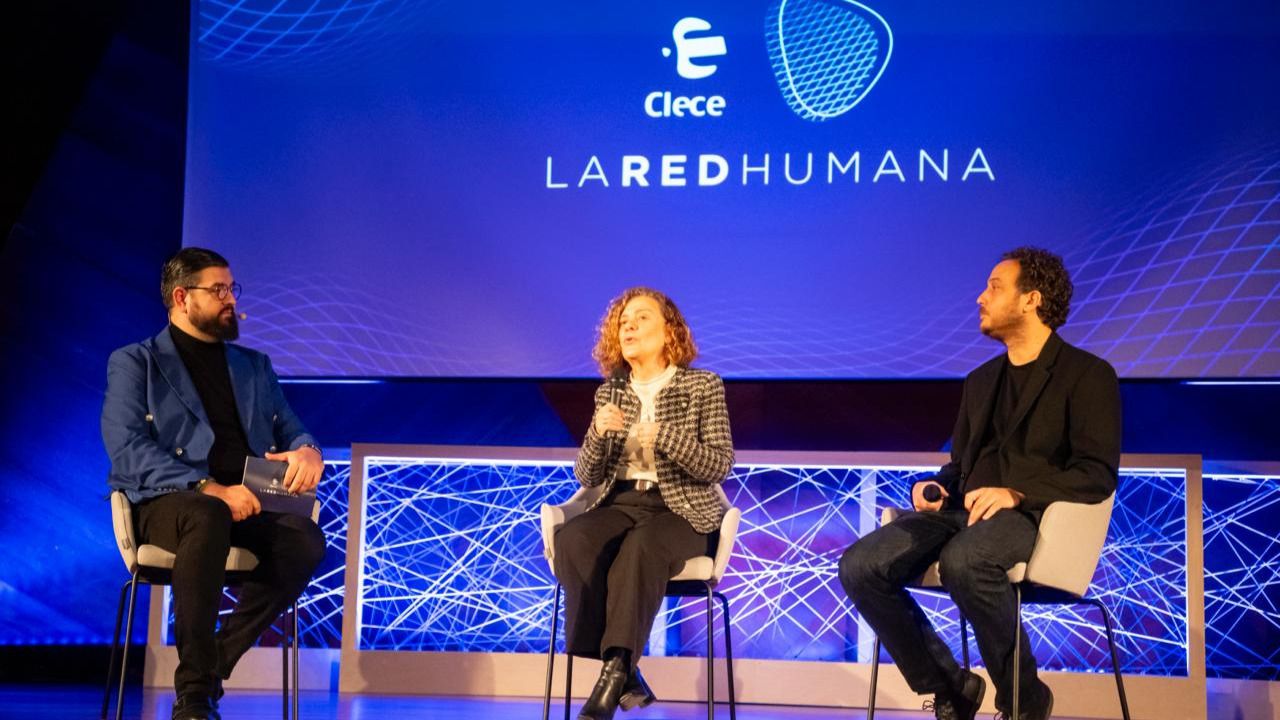 De izqda. a dcha., Manu Sánchez, presentador del evento, Claudia Peralta, de Fundación Atenea, y José Manuel Blanco, de Asociación Paideia.