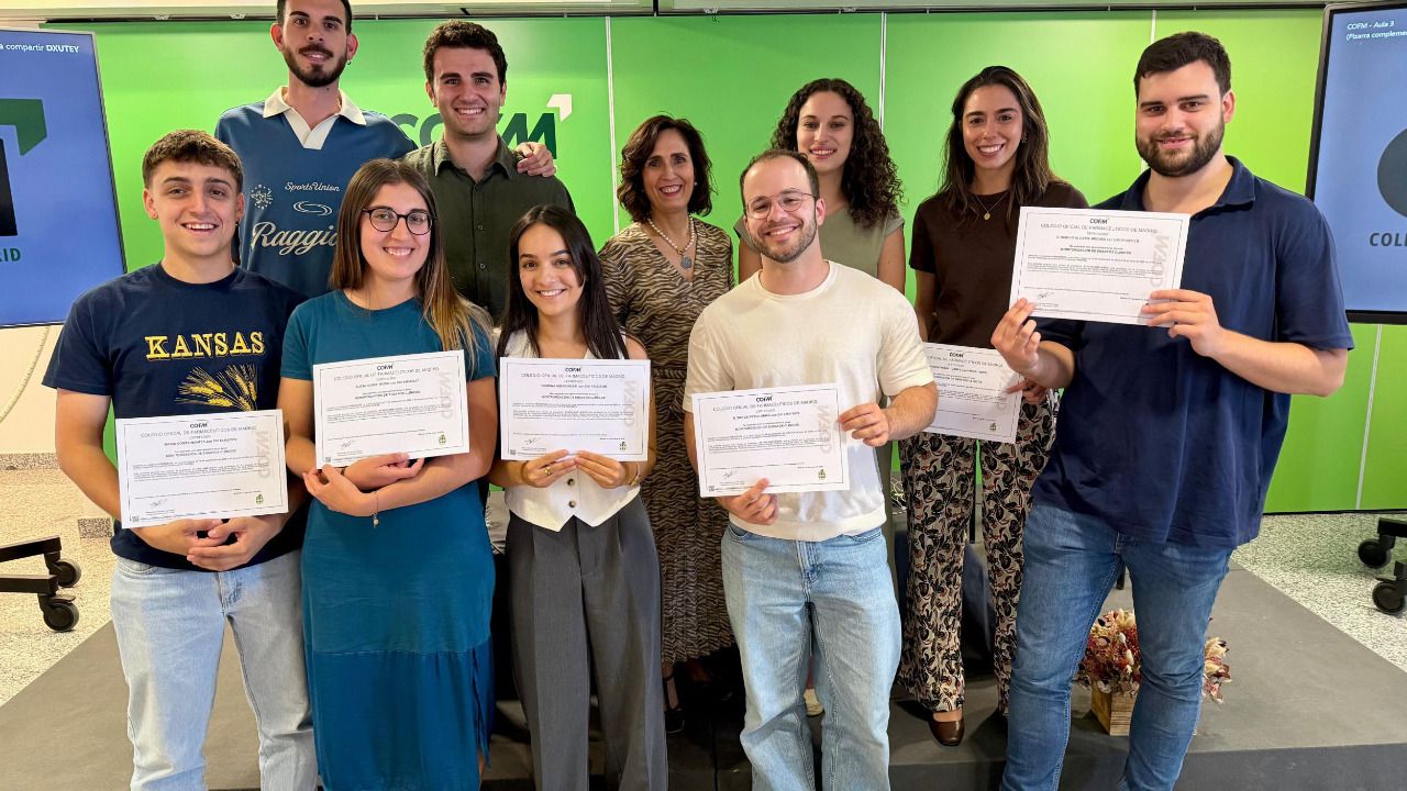 Al finalizar el acto, se hizo entrega de diplomas a los alumnos que realizaron el posgrado