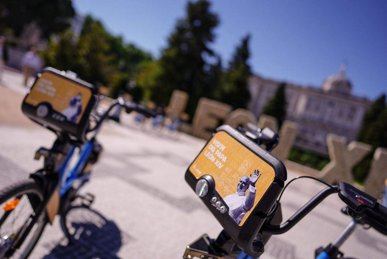 Bicicletas del servicio municipal de Bicimad,engalanadas para la visita del Papa