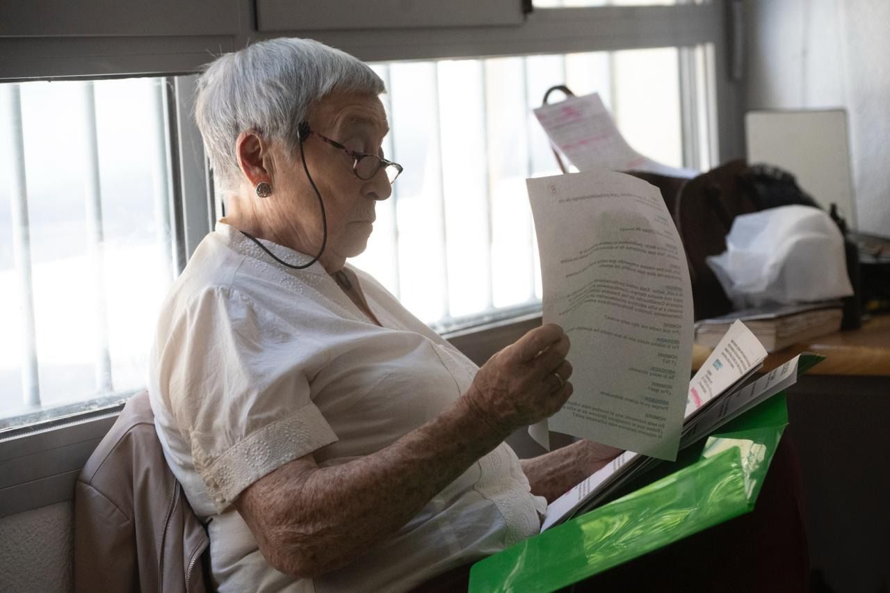 Una de las actrices de la compañía de teatro preparando su actuación del pasado 3 de junio en el Centro de Mayores Evangelios