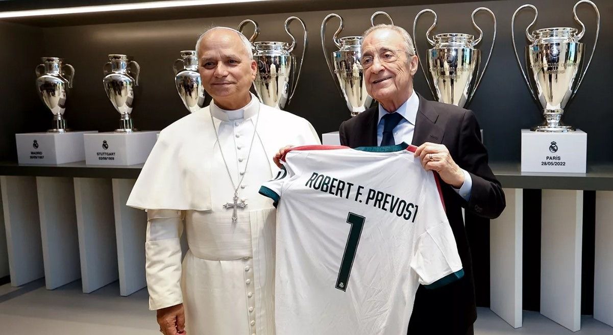 Florentino Pérez le entrega una camiseta del Real Madrid al Papa (Foto: Real Madrid)