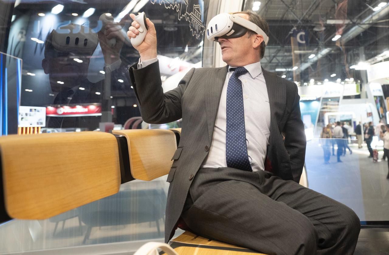 Borja Carabante, delegado de Movilidad, Urbanismo y Medioambiente, probando la visión del nuevo teleférico con gafas de realidad virtual.
