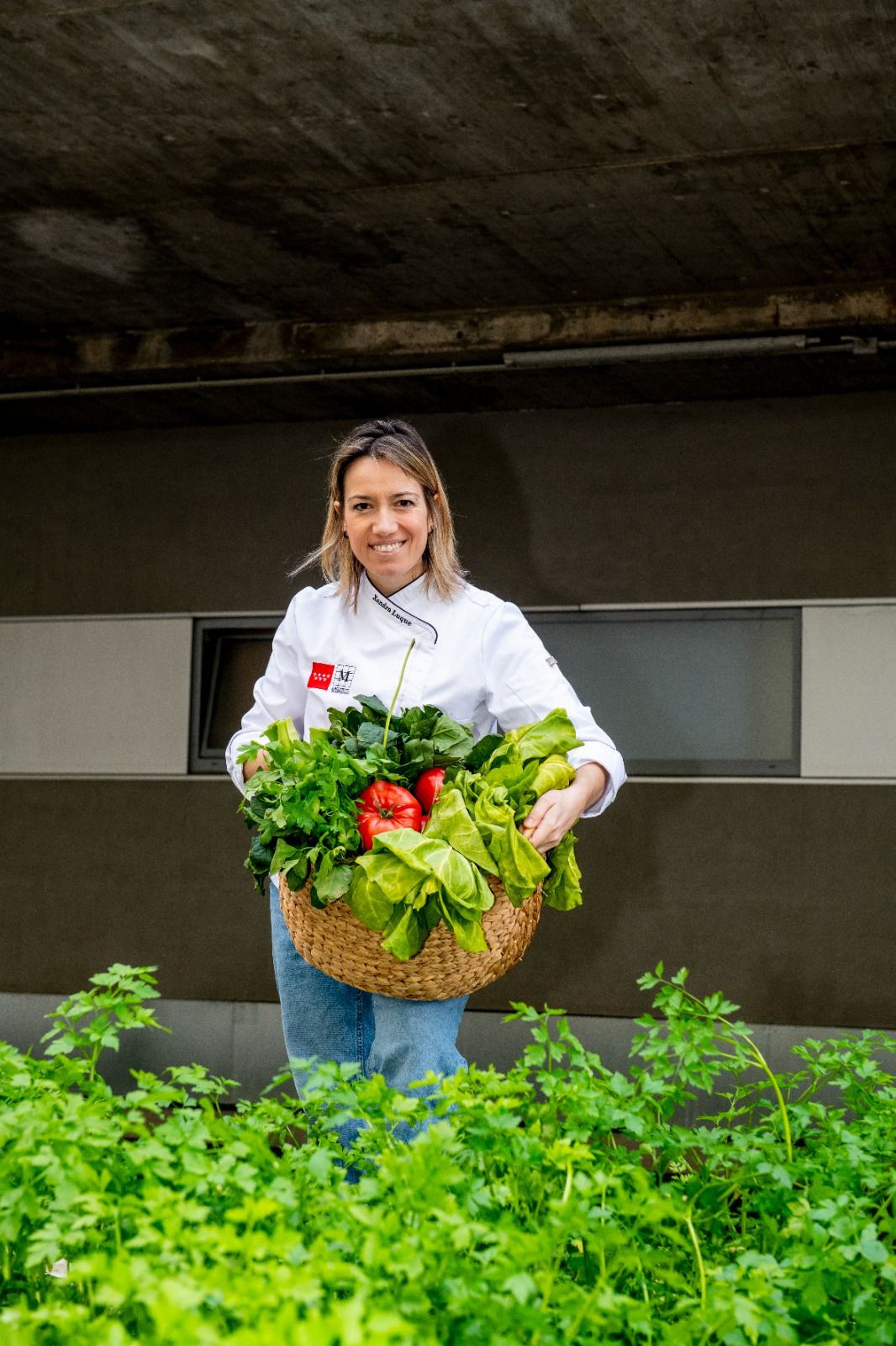 Xandra Luque con el cesto de verduras del huerto