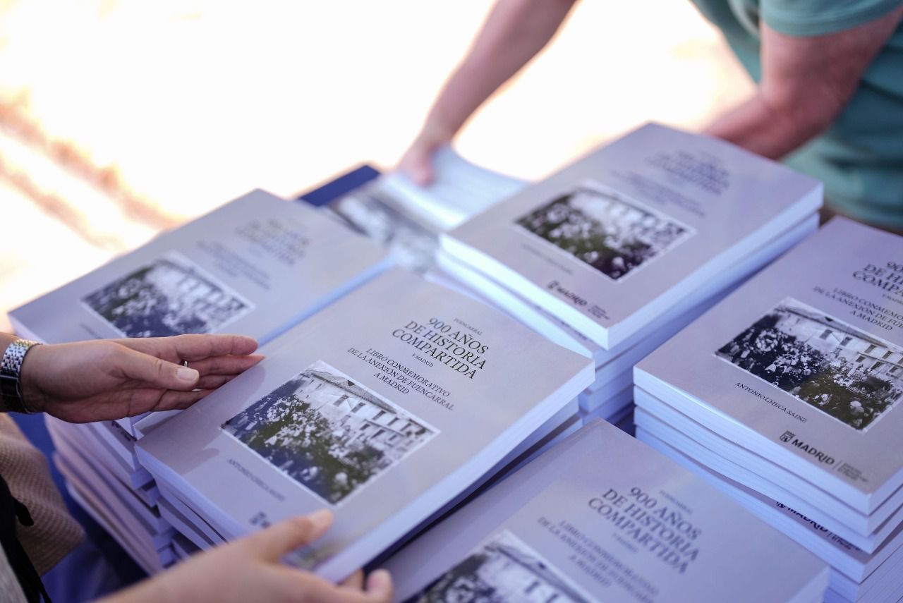 Ejemplares de uno de los libros editados para la conmemoración de este aniversario.