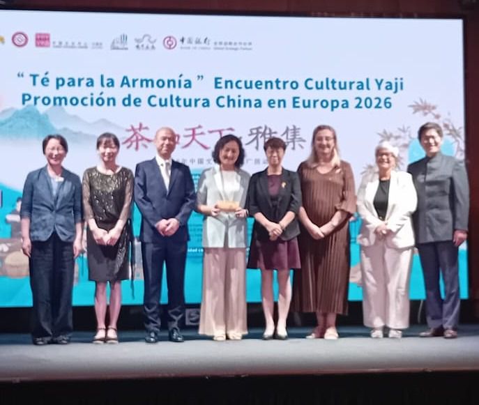 De izquierda a derecha He Dongying ,directora de la Oficina de Cultura y Turismo de Jiading, Xu Tingting, subdirectora del Centro Cultural de China en Madrid, Ge Yongming, director de la división de administración de Museos y Patrimonios Culturales sociales de la Oficina Municipal de Cultura y Turismo de Shanghái ,Yang Changqing, directora del CC. China, Gong Jiajia , ministra consejera de la embajada de China en España, Marta Montoro, presidenta ejecutiva de la Fundación Cátedra China Cristina de la Osada, directora de Explora Asia, y Xu Hao, subdirector del Centro del Arte Popular de Shanghái. Foto: María José Cavadas.