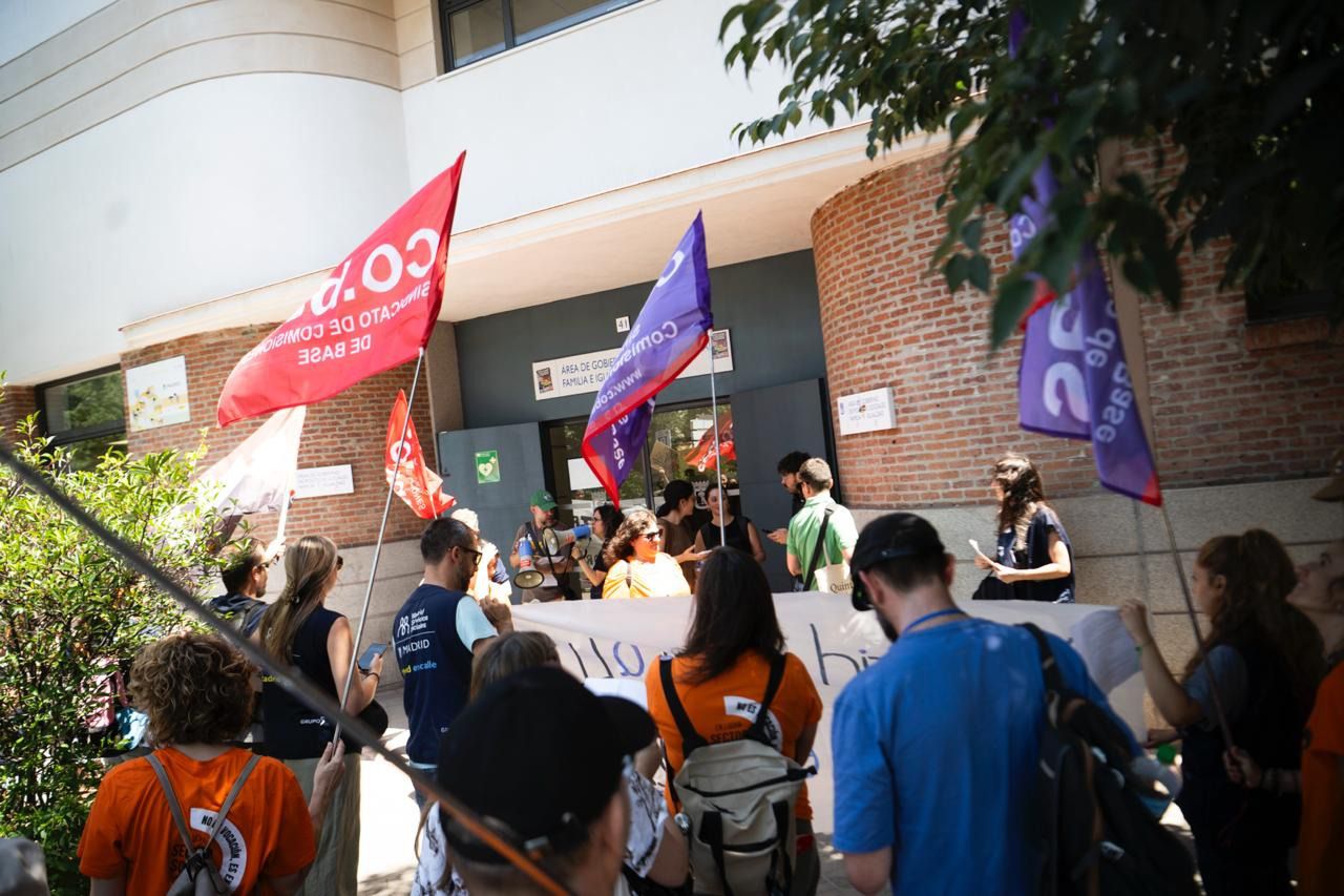 Protestas a las puertas del área de Políticas Sociales, Familia e Igualdad.
