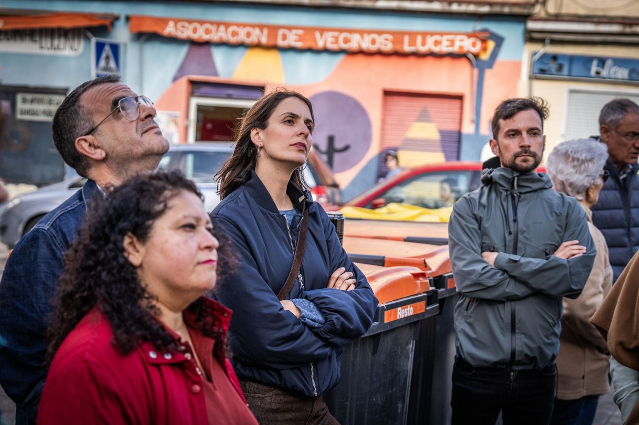 Imagen de la visita de los miembros de Más Madrid al solar. Foto: David Arenal