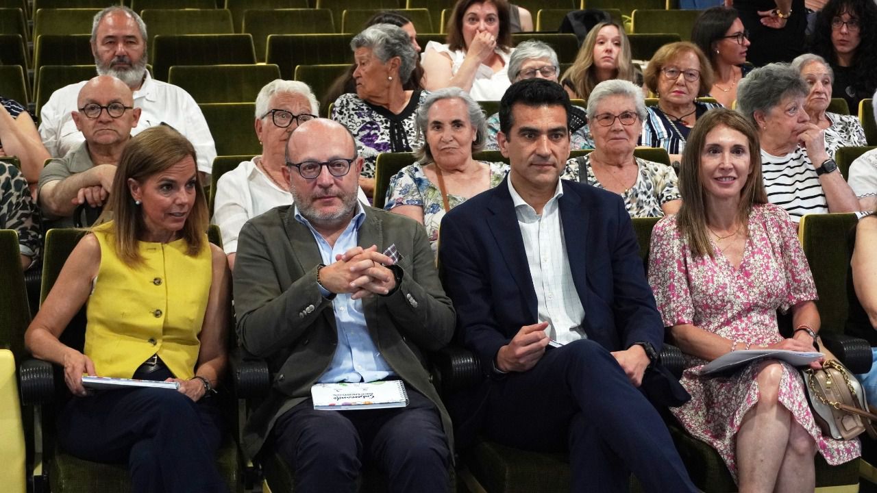 De izqda. a dcha. Almudena Maíllo, concejala del distrito San Blas-Canillejas, José Fernández, delegado de Políticas Sociales, Familia e Igualdad del Ayuntamiento de Madrid, Jesús Nogales, director de Operaciones de Clece en Madrid y Castilla-La Mancha, Silvia Saavedra, directora general de Mayores y Prevención de la Soledad No Deseada del Ayuntamiento de Madrid.