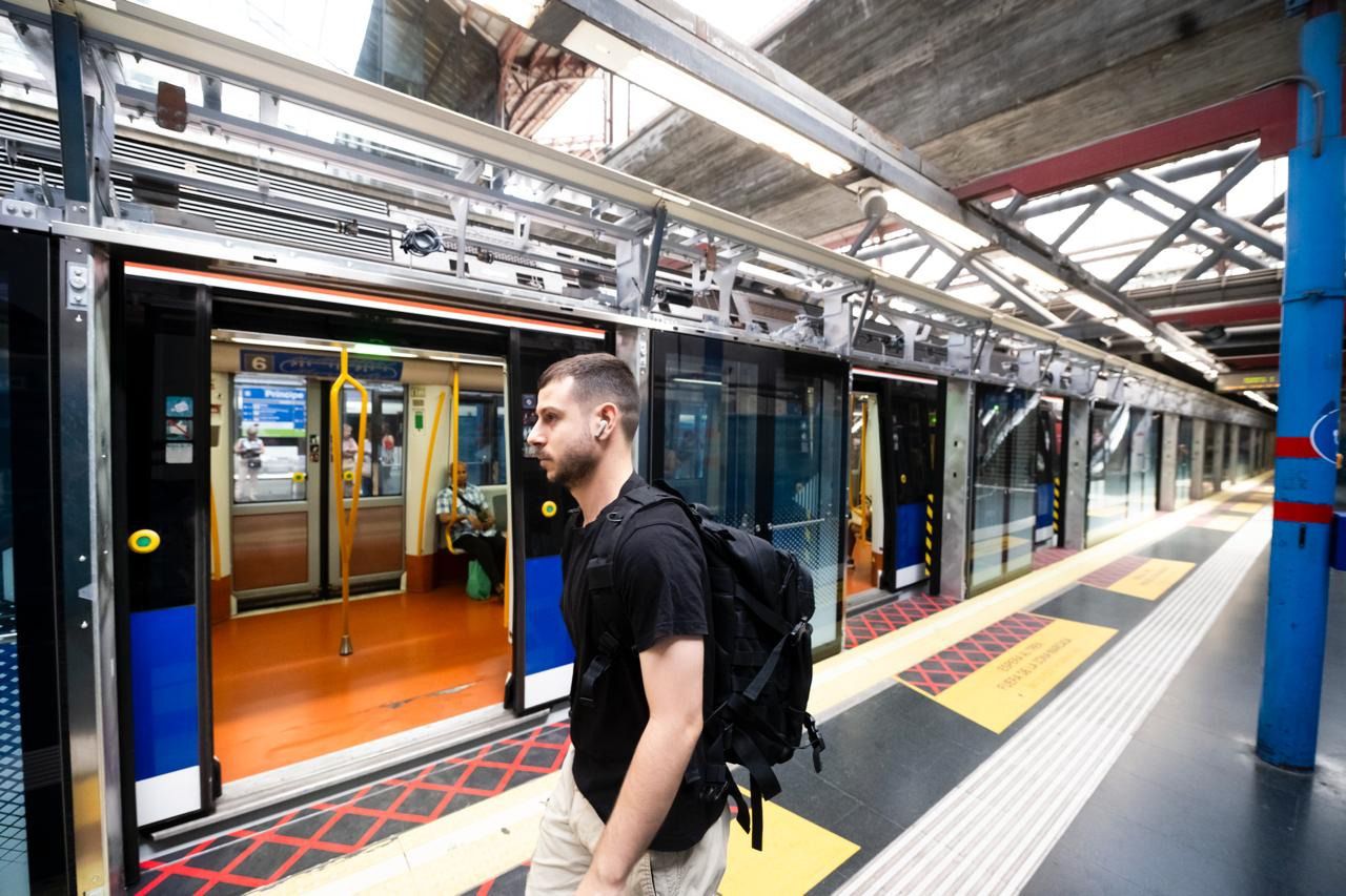 Estación de Príncipe Pío con las puertas acristaladas instaladas.