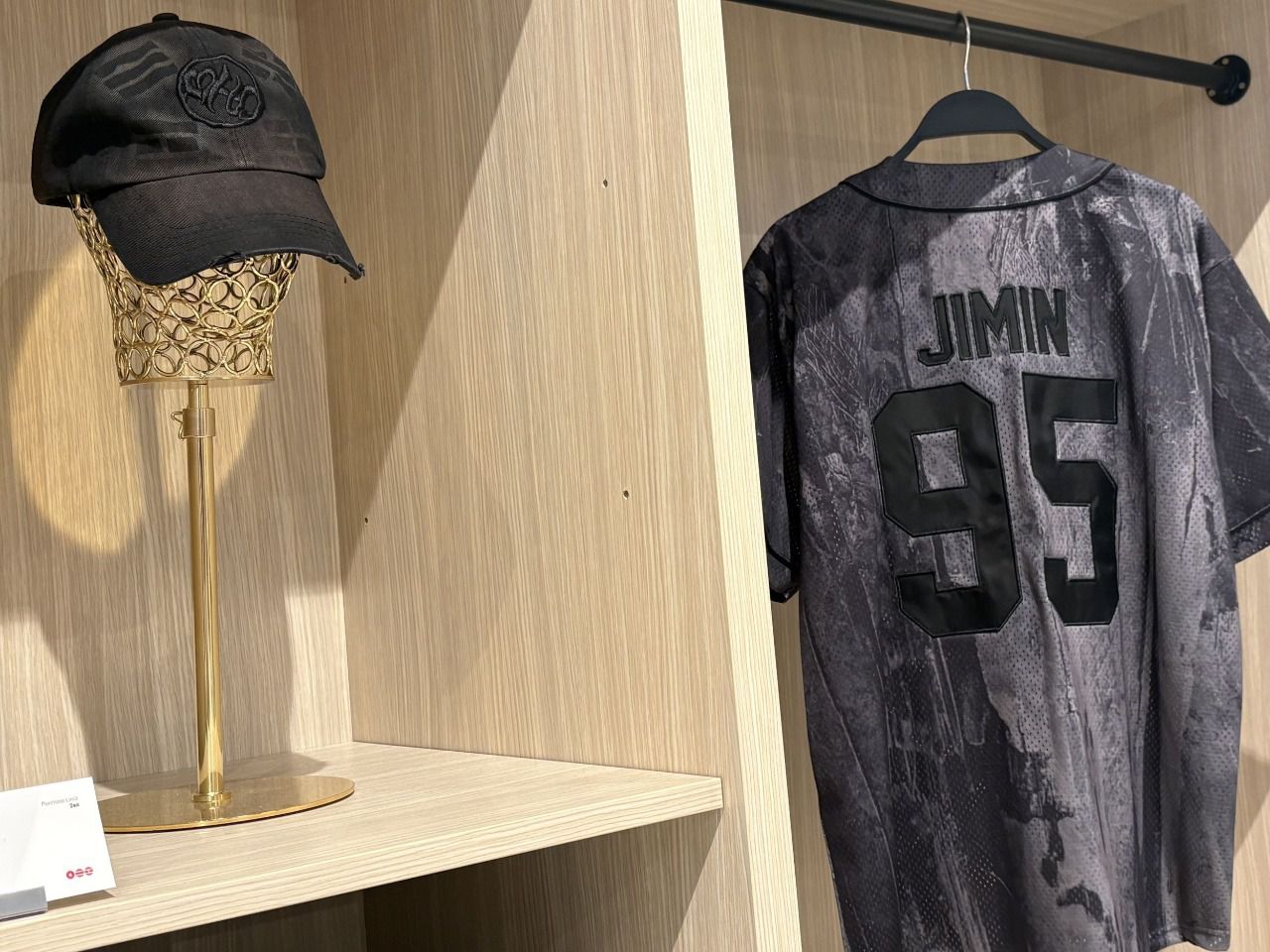 Algunos de los productos del merchandising de la tienda fugaz del grupo de música BTS