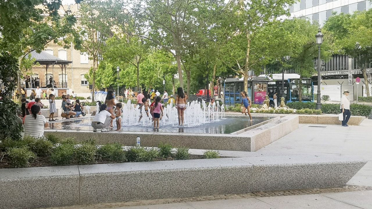 Los niños han tomado la fuente como piscina (Foto: Antonio Castro)