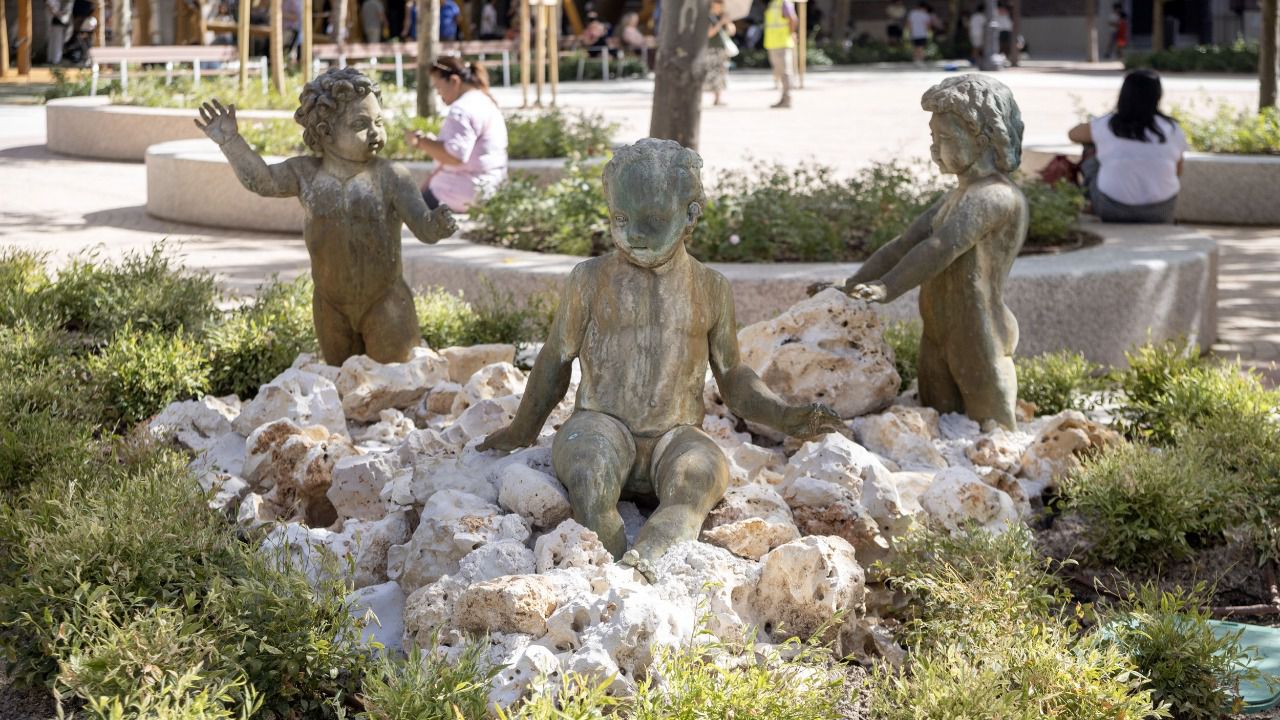 Las esculturas de José Luis Parés, ahora en un parterre (Foto: Antonio Castro)