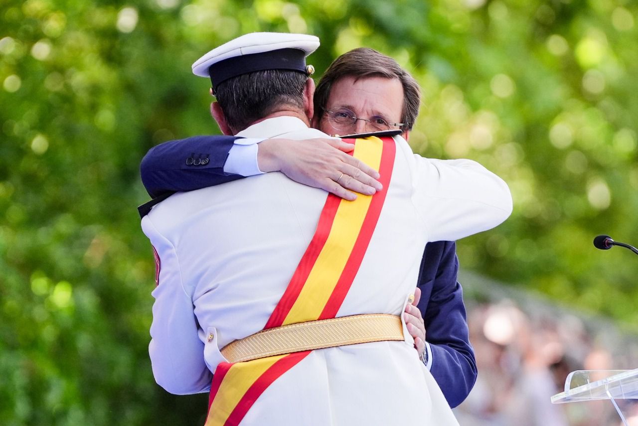 Abrazo entre el jefe de la Policía Municipal y José Luis Martínez-Almeida