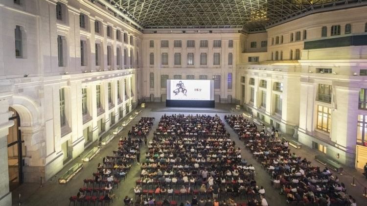 Proyección de una película en la Galería de Cristal del Palacio de Cibeles