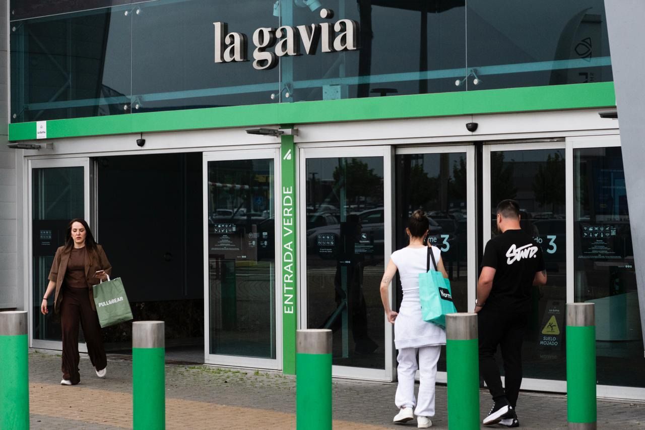 Imagen de la entrada del Centro Comercial La Gavia.