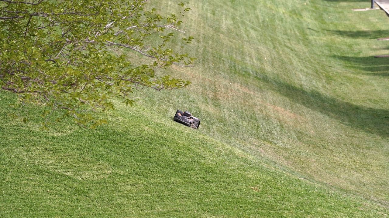 Segadora autónoma en pendiente del parque (Foto: Ayuntamiento de Madrid)
