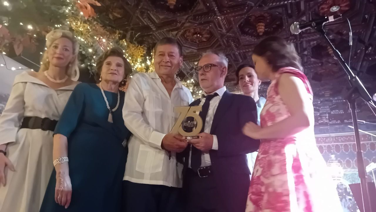 Néstor Trujillo y Miguel Ángel Sánchez de la Morena (Fijet) con miembros de la familia propietaria de El Regente.Foto;María José Cavadas
