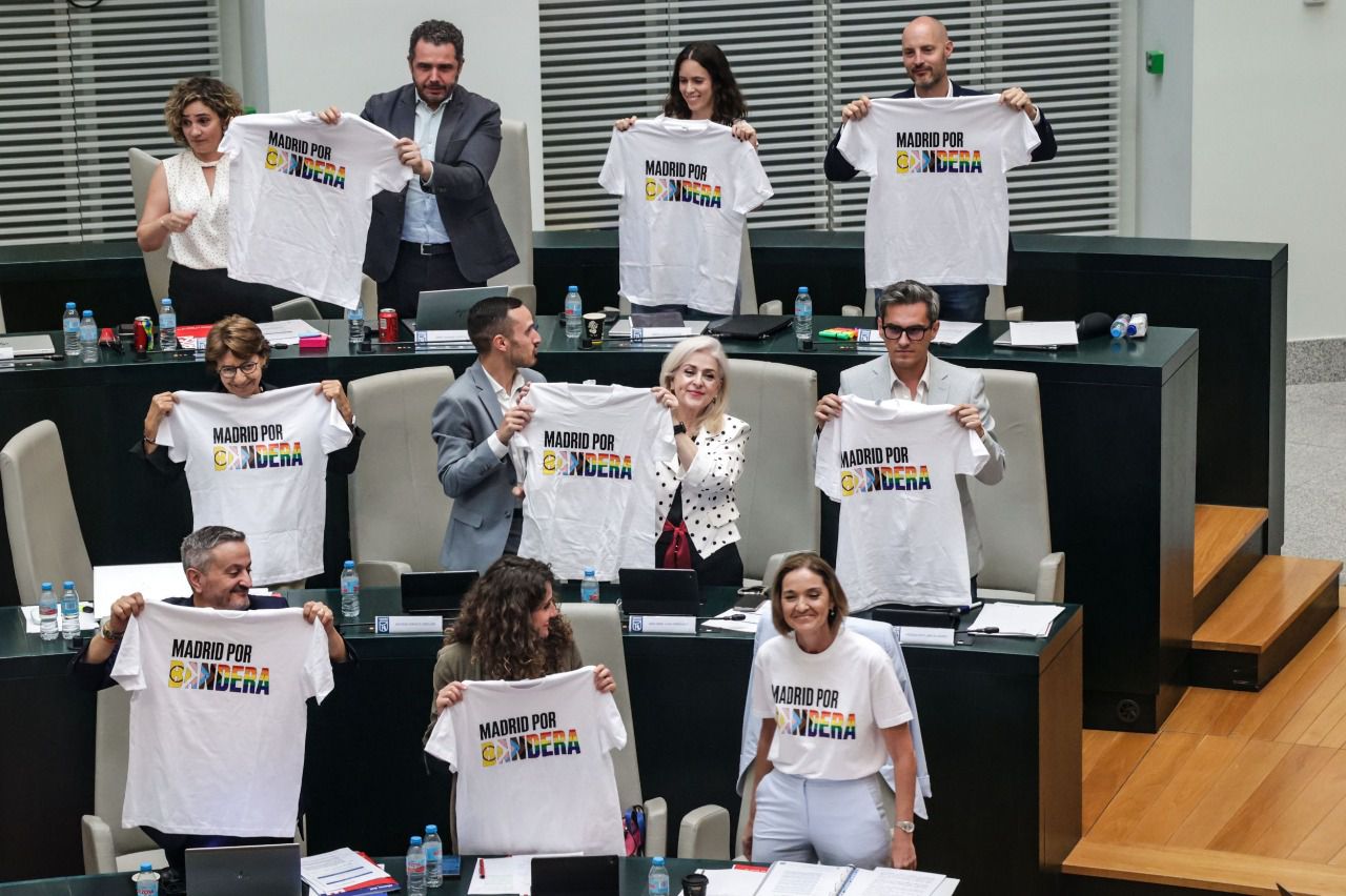 El grupo municipal socialista mostrando la camiseta Madrid por Bandera.