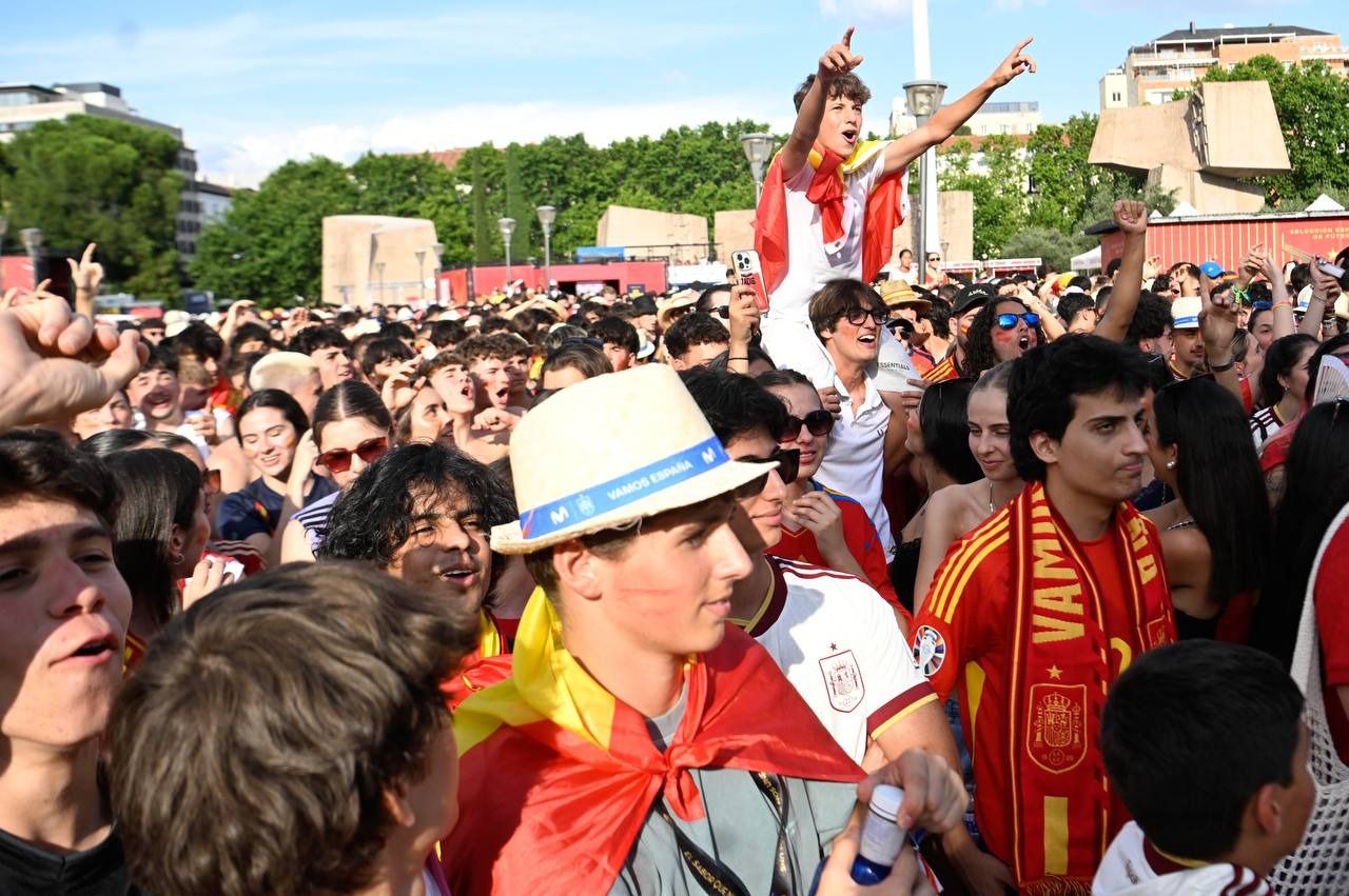 Aficionados, en la plaza de la Selección (Foto: Eduardo Diéguez)