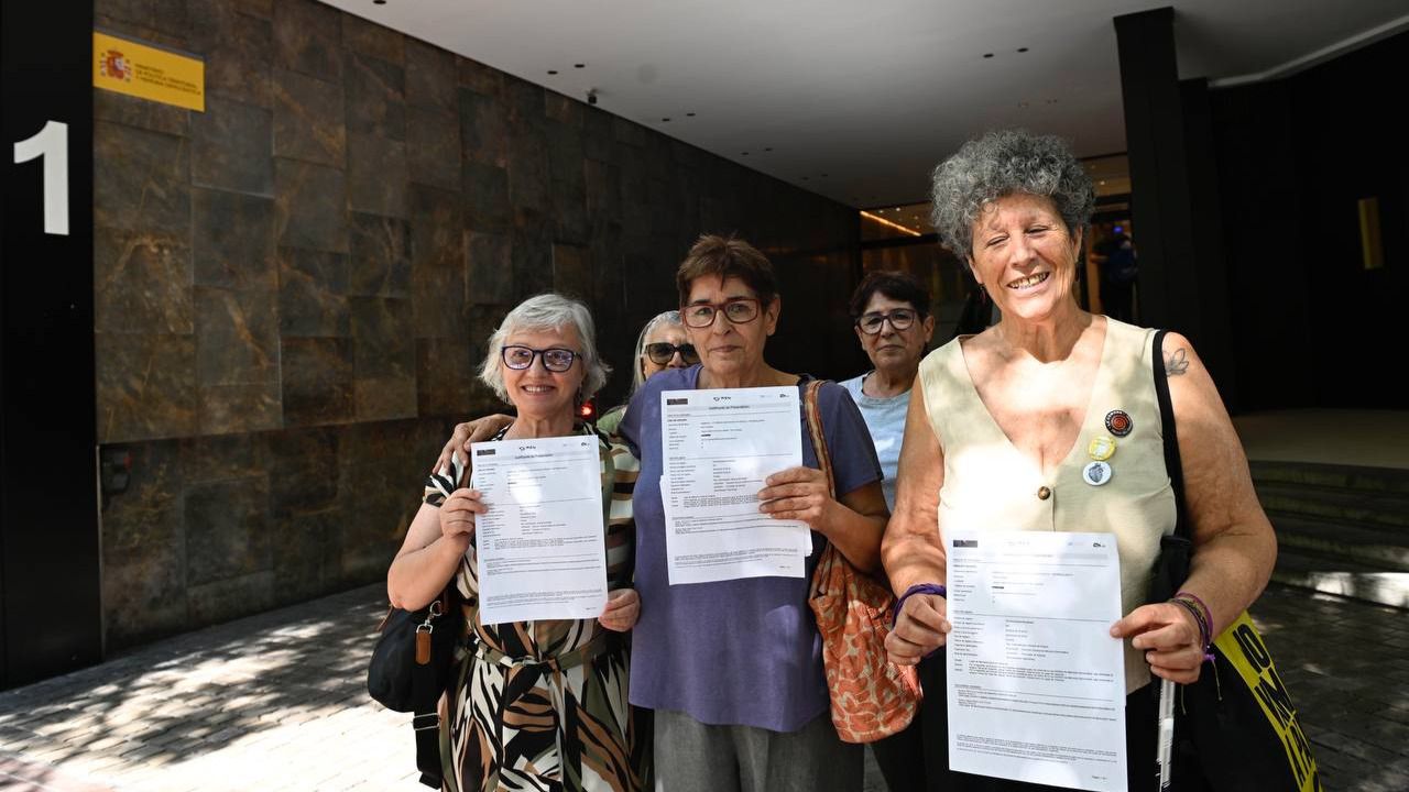 Asociaciones y colectivos registraron una petición para la declaración de la antigua cárcel como lugar de memoria (Foto: Eduardo Diéguez)