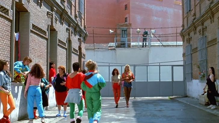 Patio de la cárcel de yeserías en la película Tacones Lejanos (1991)