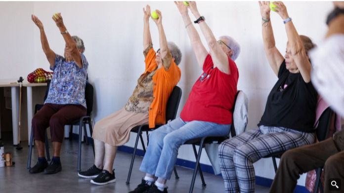 Usuarios del SAD del Ayuntamiento de Madrid durante un taller de yoga adaptado