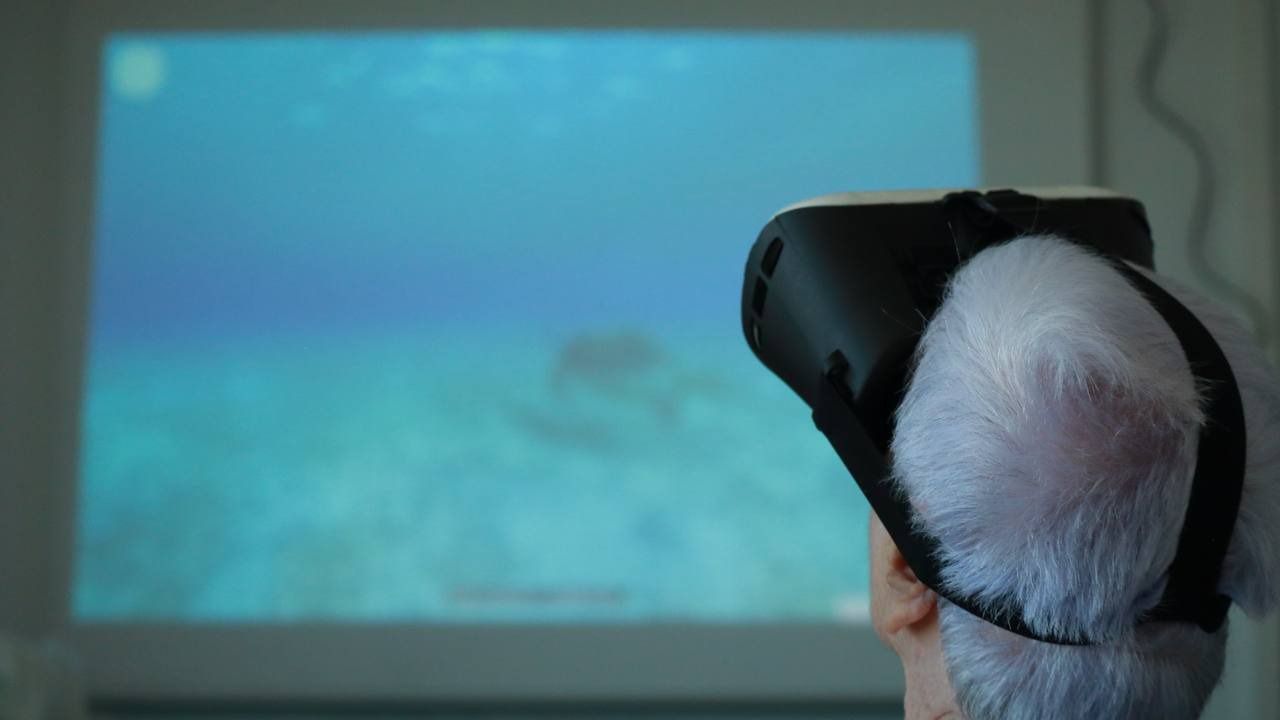 Una usuaria del SAD disfrutando de un viaje virtual durante la actividad "Las vacaciones soñadas"