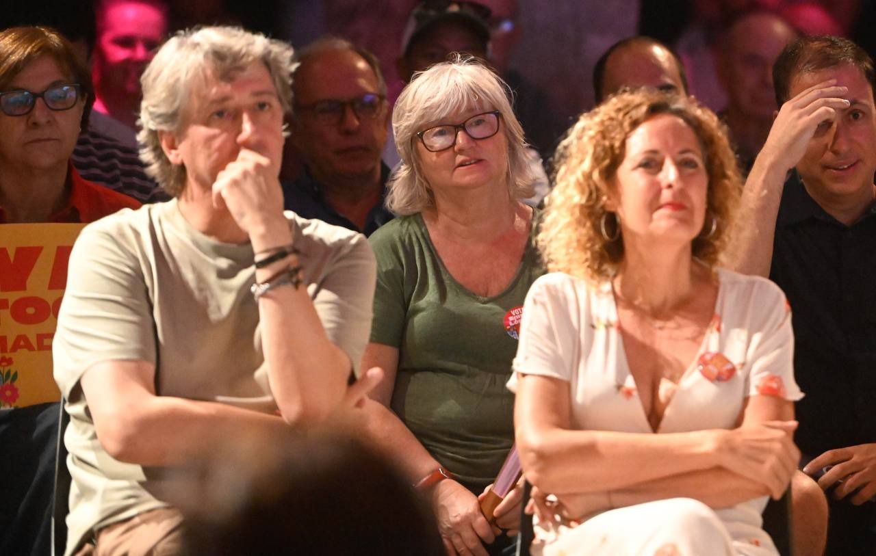 Carlos Martínez apoyando a Enma López en su acto central.