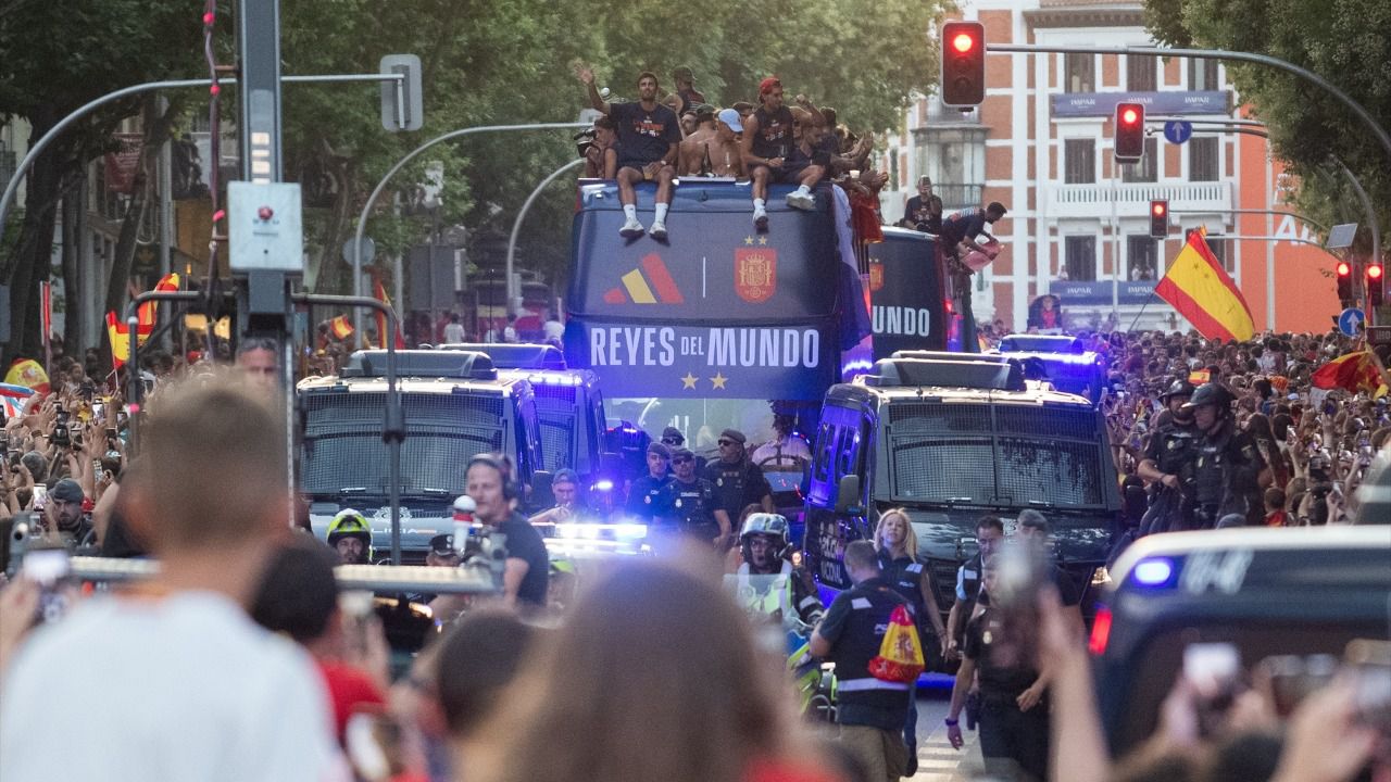 El autobús de la Selección recorre las calles de Madrid (Foto: Fernando Sánchez / Europa Press)
