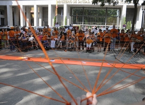 Personas dependientes se manifietan ante Sanidad