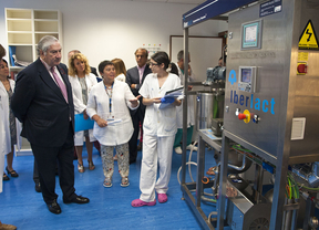 El consejero de Sanidad visita el banco de leche del hospital 12 de Octubre