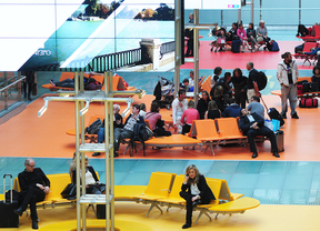 Aeropuerto Adolfo Suarez Madrid Barajas T4, viajeros esperando en las nuevas plazas estanciales