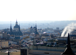 Contaminación sobre los tejados de Madrid