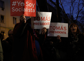Manifestantes en apoyo a Tomás Gómez en la sede del PSOE.